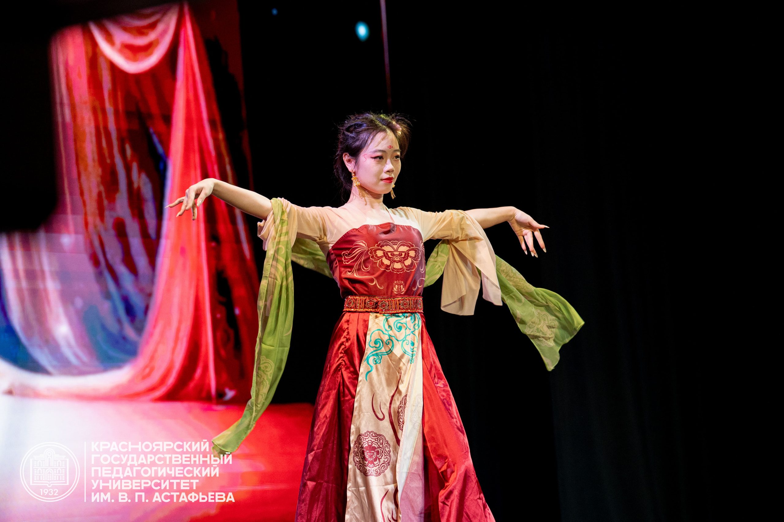 🎉 Наша гордость! Ду Пэйюй — в тройке лучших на танцевальном конкурсе «Шире круг»!